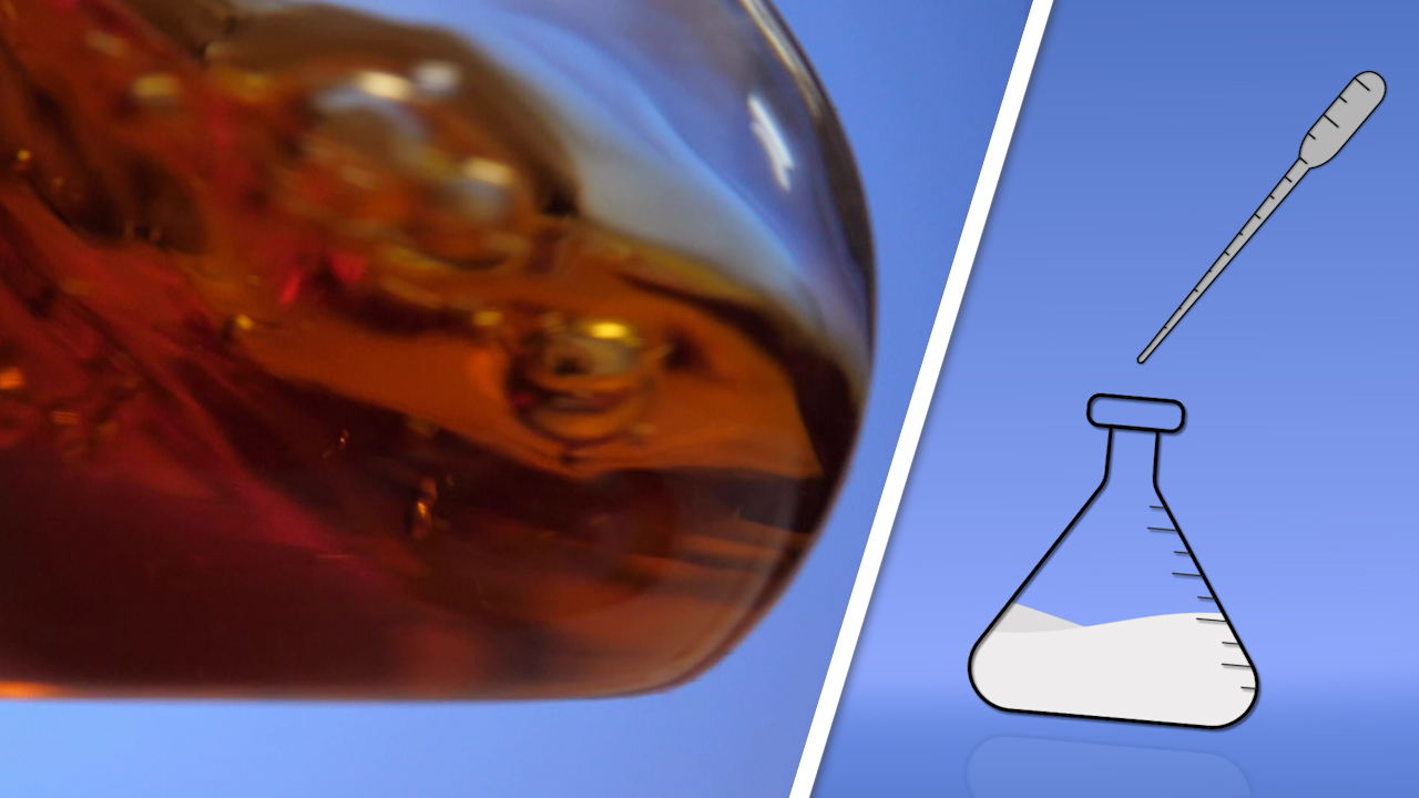 Nahaufnahme einer braunen Flüssigkeit in einem Glasbehälter, daneben eine gezeichnete Pipette und ein Erlenmeyerkolben mit weißem Inhalt.
