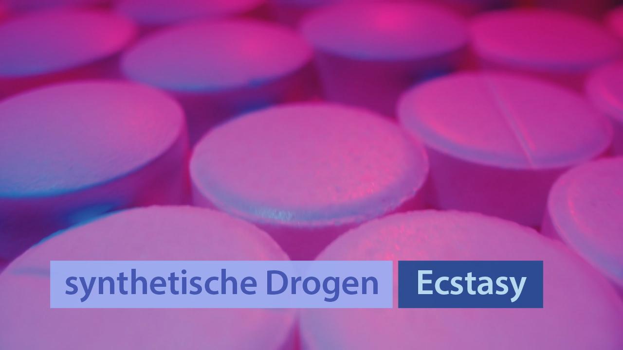 Nahaufnahme von runden Pillen in verschiedenen Farben, mit dem Text 'synthetische Drogen' und 'Ecstasy' im Vordergrund.