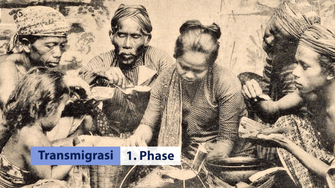 Historisches Foto von Menschen, die gemeinsam eine Mahlzeit zubereiten und essen, mit traditioneller Kleidung.