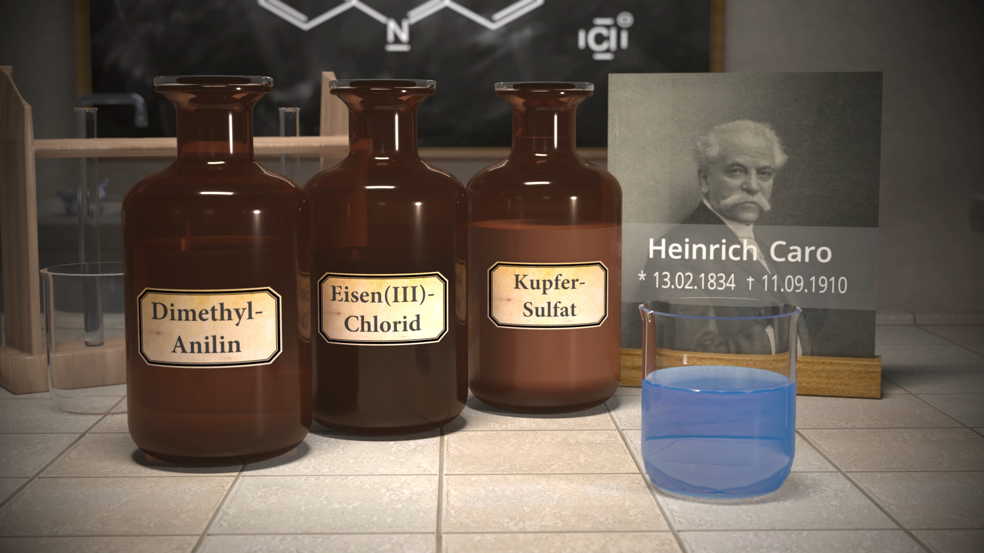 Drei braune Glasflaschen mit Etiketten: 'Dimethyl-Anilin', 'Eisen(III)-Chlorid', 'Kupfersulfat', sowie ein Becher mit blauer Flüssigkeit und ein Porträt von Heinrich Caro.