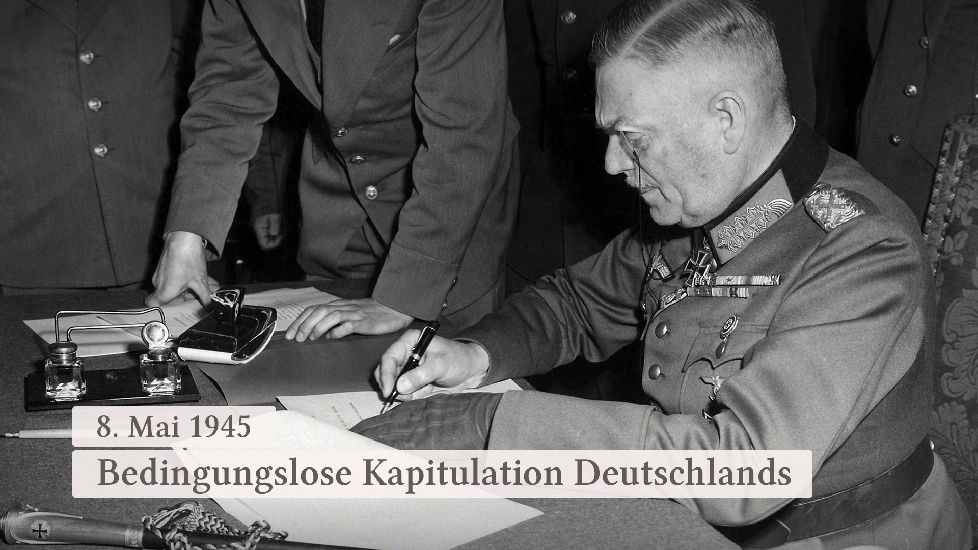 Generalfeldmarschall Wilhelm Keitel unterzeichnet die bedingungslose Kapitulation Deutschlands am 8. Mai 1945.