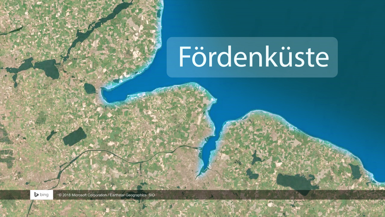 Karte der Fördenküste mit blauer Küstenlinie und umliegendem Land.