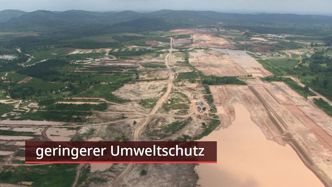 Luftaufnahme eines Landschaftsbereichs mit starkem Eingriff in die Natur, Wasseransammlungen und Abbaugebieten.