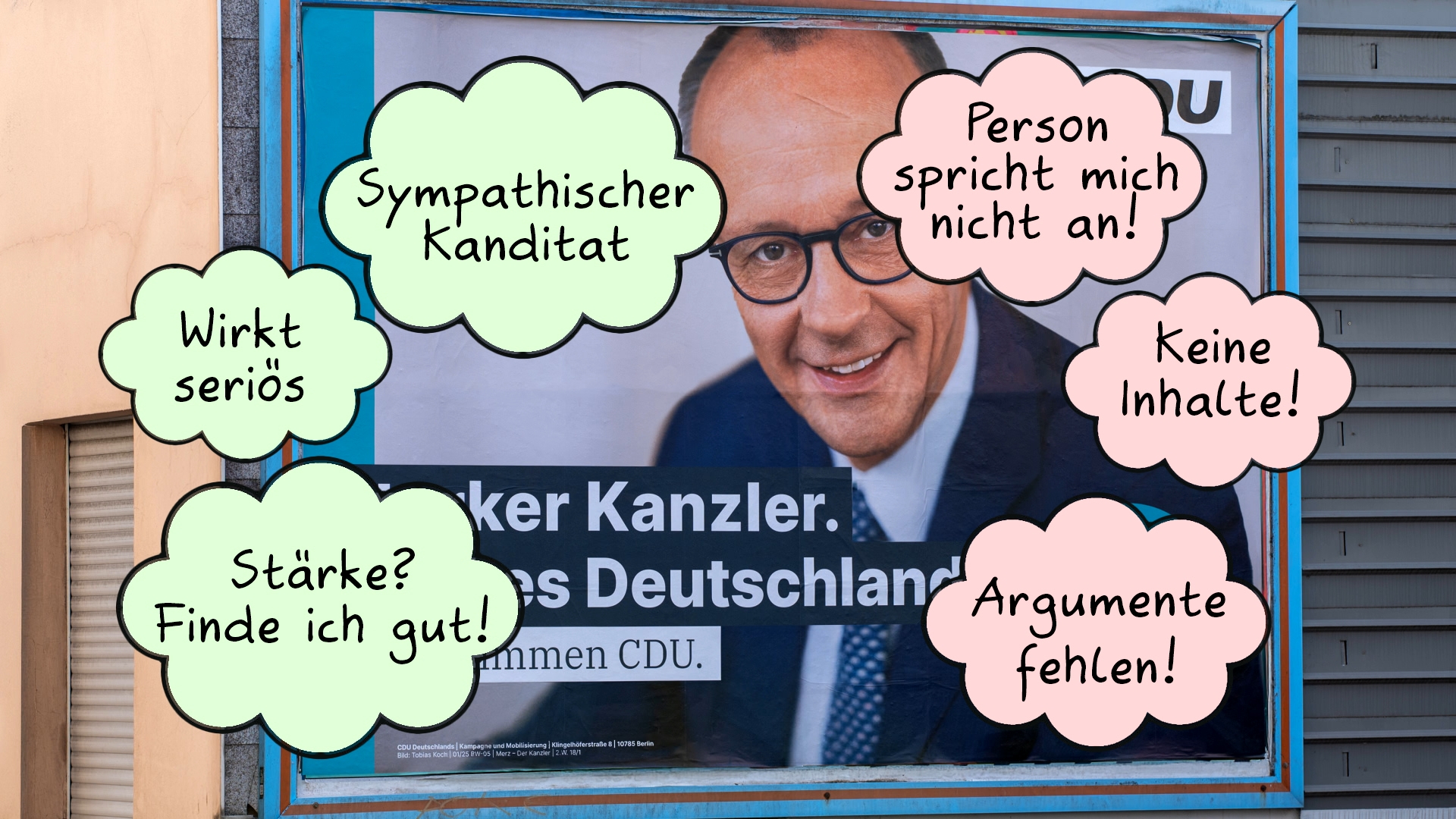 Porträt einer Person in Anzug und Krawatte vor einem Wahlplakat mit Sprechblasen, die positive und negative Kommentare enthalten