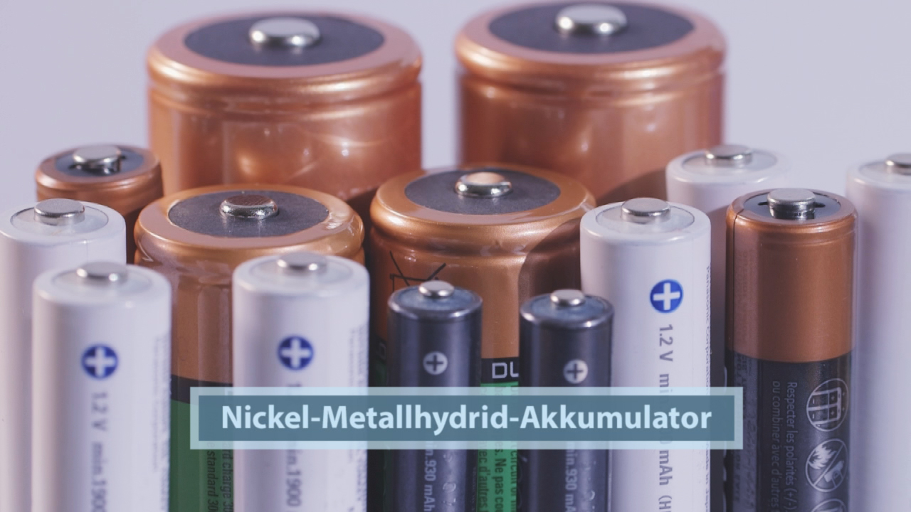 Verschiedene Batterien und Akkumulatoren, darunter Nickel-Metallhydrid-Akkumulatoren, in unterschiedlichen Größen.