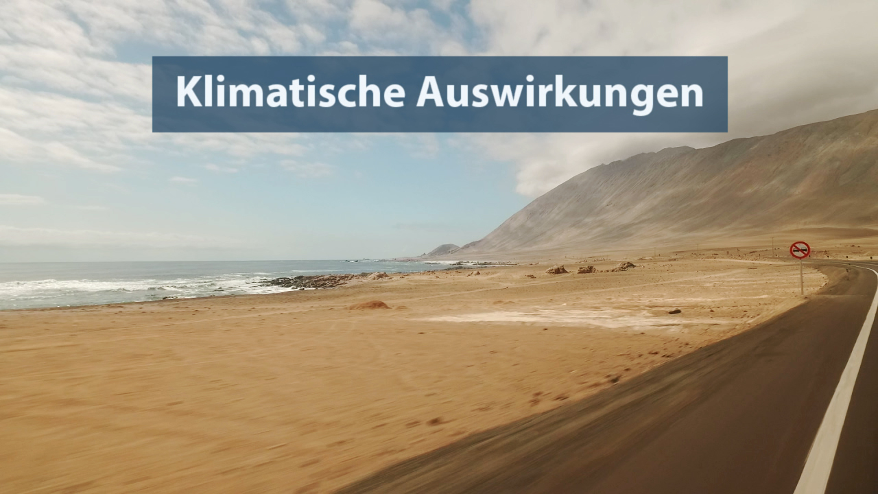 Ein Küstenblick mit Sandstrand und Wellen, im Hintergrund Berge und ein blauer Himmel. Text: 'Klimatische Auswirkungen'.