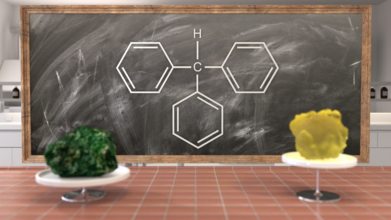 Chemische Strukturformel von Benzol auf einer Tafel, mit zwei Platten mit Gemüse auf dem Tisch.