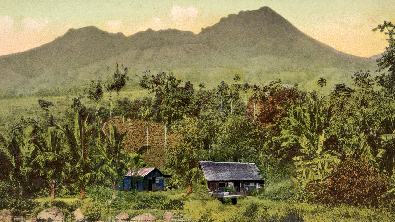 Landschaft mit zwei einfachen Hütten im Vordergrund, umgeben von üppiger Vegetation und Bergen im Hintergrund.