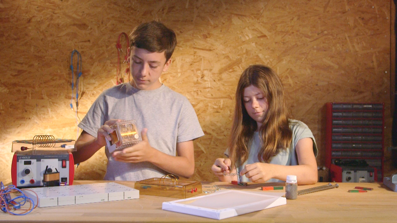 DVD-Cover mit dem Titel 'Energie', zeigt eine Sonne und verschiedene Energiequellen wie Windkraft und Solarenergie.