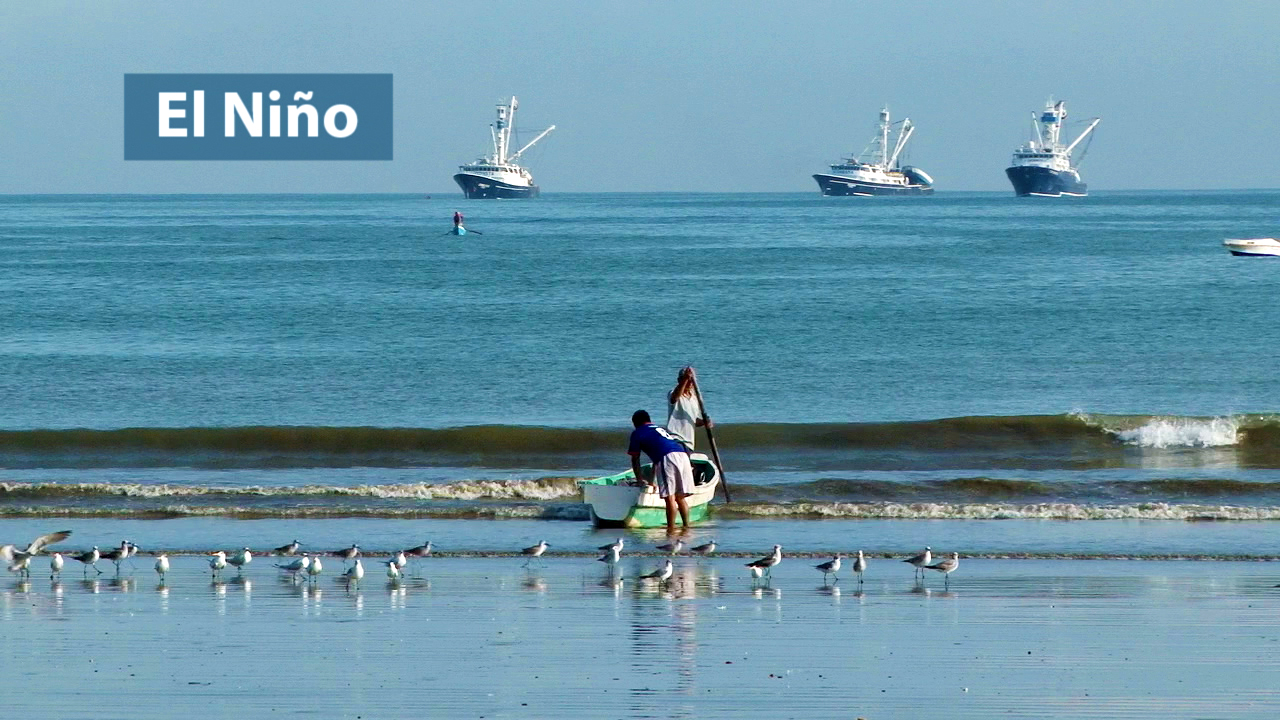 Fischer bringt ein Boot ans Ufer, während Schiffe im Hintergrund auf dem Wasser liegen. Der Text 'El Niño' ist oben links.