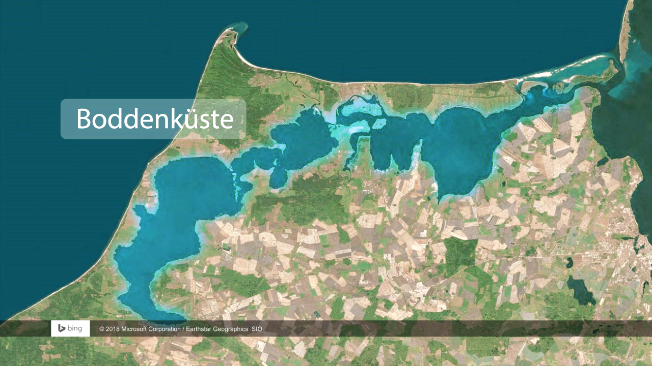 Karte der Boddenküste mit blauen Wasserflächen und umgebenden landwirtschaftlichen Flächen.