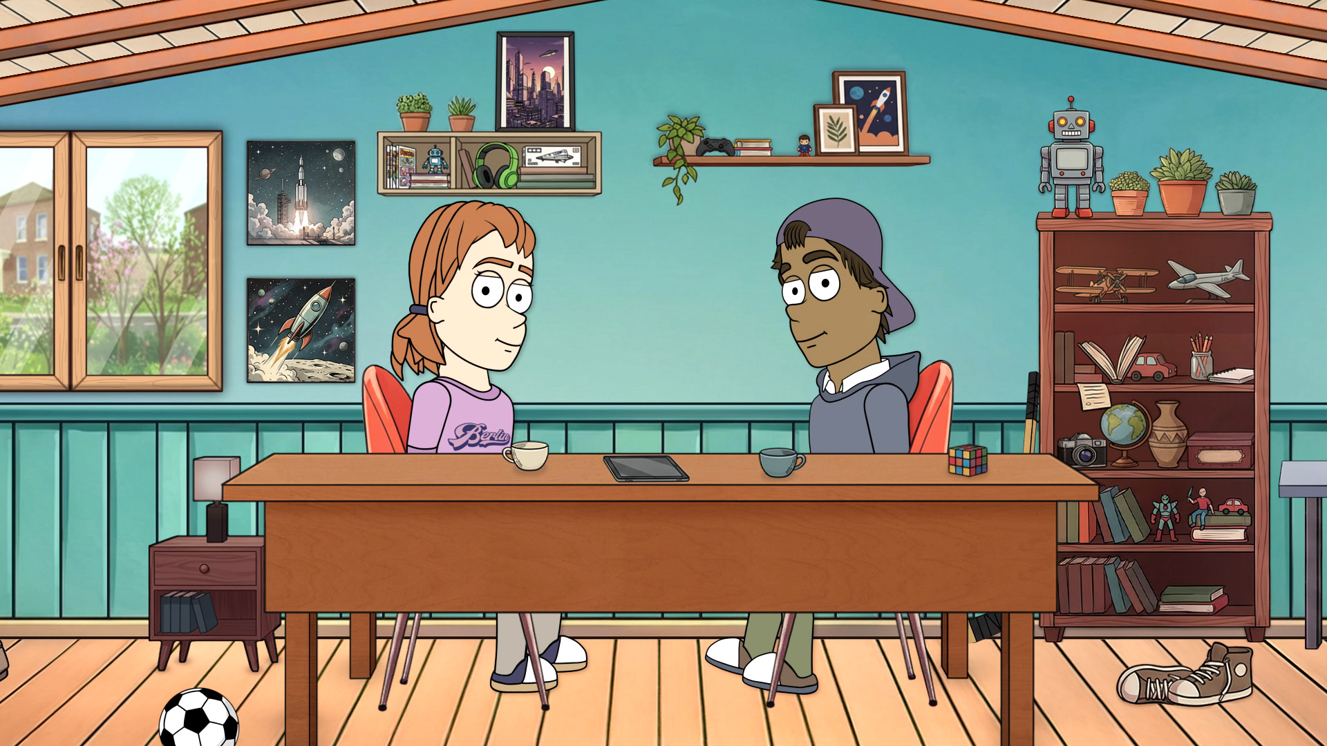 Zwei animierte Personen – Clara und Troy – sitzen an einem Holztisch in einem Zimmer mit Weltraum-Postern, Bücherregal mit Spielzeug und Pflanzen, Fußball auf dem Boden und Fenstern mit Blick auf Häuser und Bäume