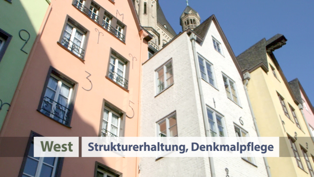 Bunte Gebäude mit historischen Fassaden in einer Stadt, Zahlen auf den Wänden.