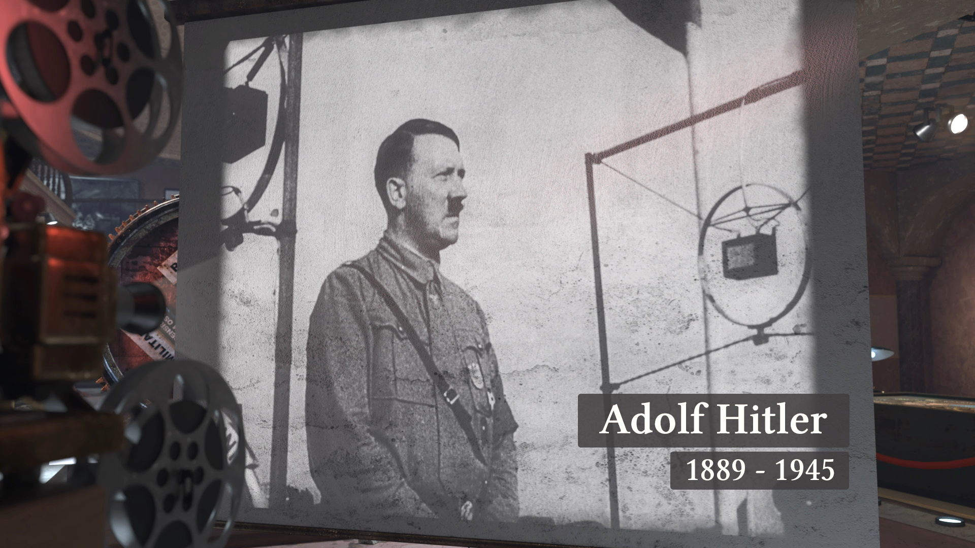 Schwarz-Weiß-Foto von Adolf Hitler, stehend, mit Uniform und ernster Miene.