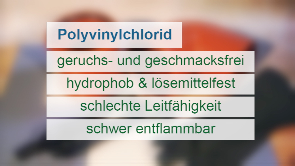 Informationstafel über Polyvinylchlorid mit Eigenschaften: geruchs- und geschmacklos, hydrophob, lösungsmittelbeständig, schlechte Leitfähigkeit, schwer entflammbar.