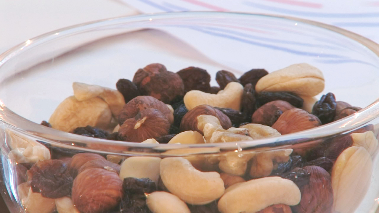 Schüssel mit einer Mischung aus Nüssen und Trockenfrüchten, darunter Cashewkerne, Haselnüsse und Rosinen.