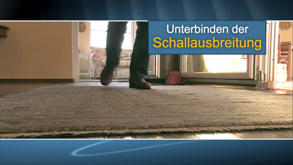 Person geht über einen Teppich in einem Raum mit offener Tür.