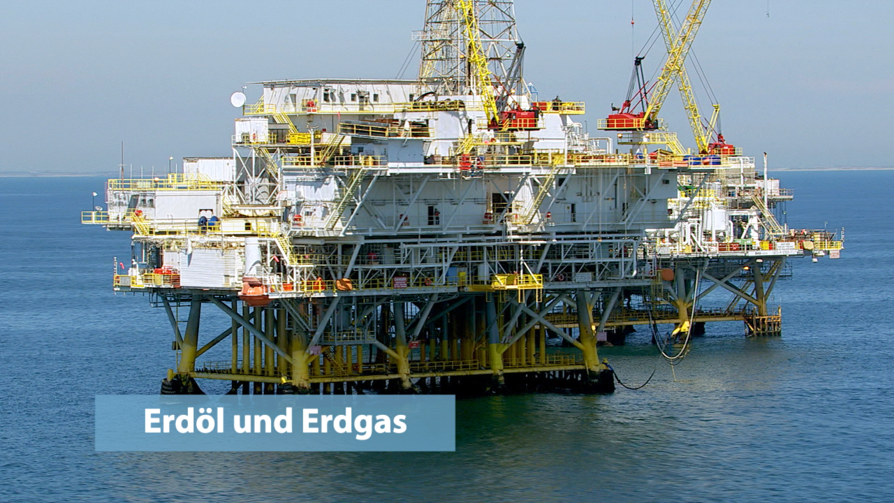 Öl- und Erdgasplattform im Meer, mit gelben Stützstrukturen und Kränen.