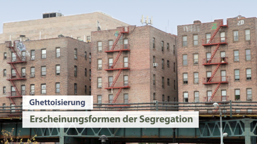 Rote Feuerleitern an einer Backsteinfassade von Wohngebäuden unter einer Brücke, mit dem Text 'Ghettoisierung: Erscheinungsformen der Segregation'.