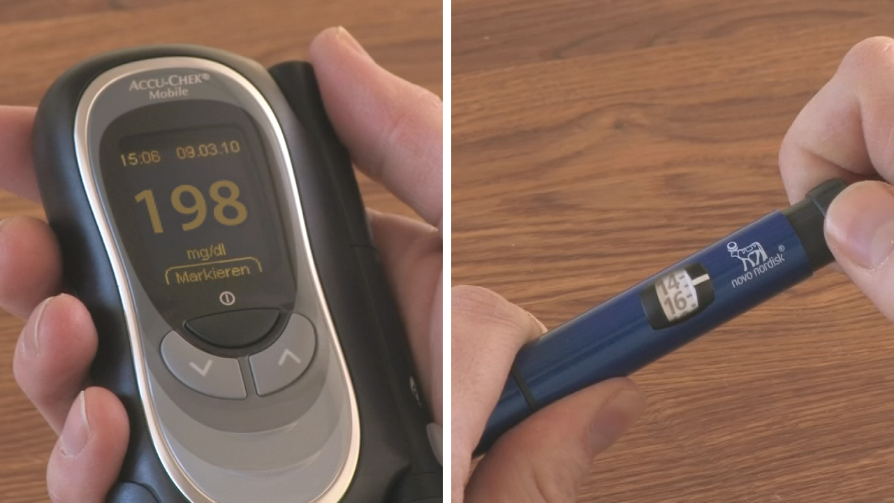 Blutzuckermessgerät mit Display, das 198 mg/dl anzeigt, und Insulinpen in der Hand.