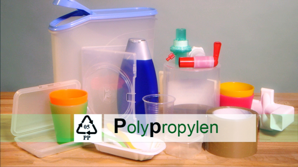 Verschiedene Behälter und Verpackungen aus Polypropylen, darunter Flaschen, Tassen und Schalen.