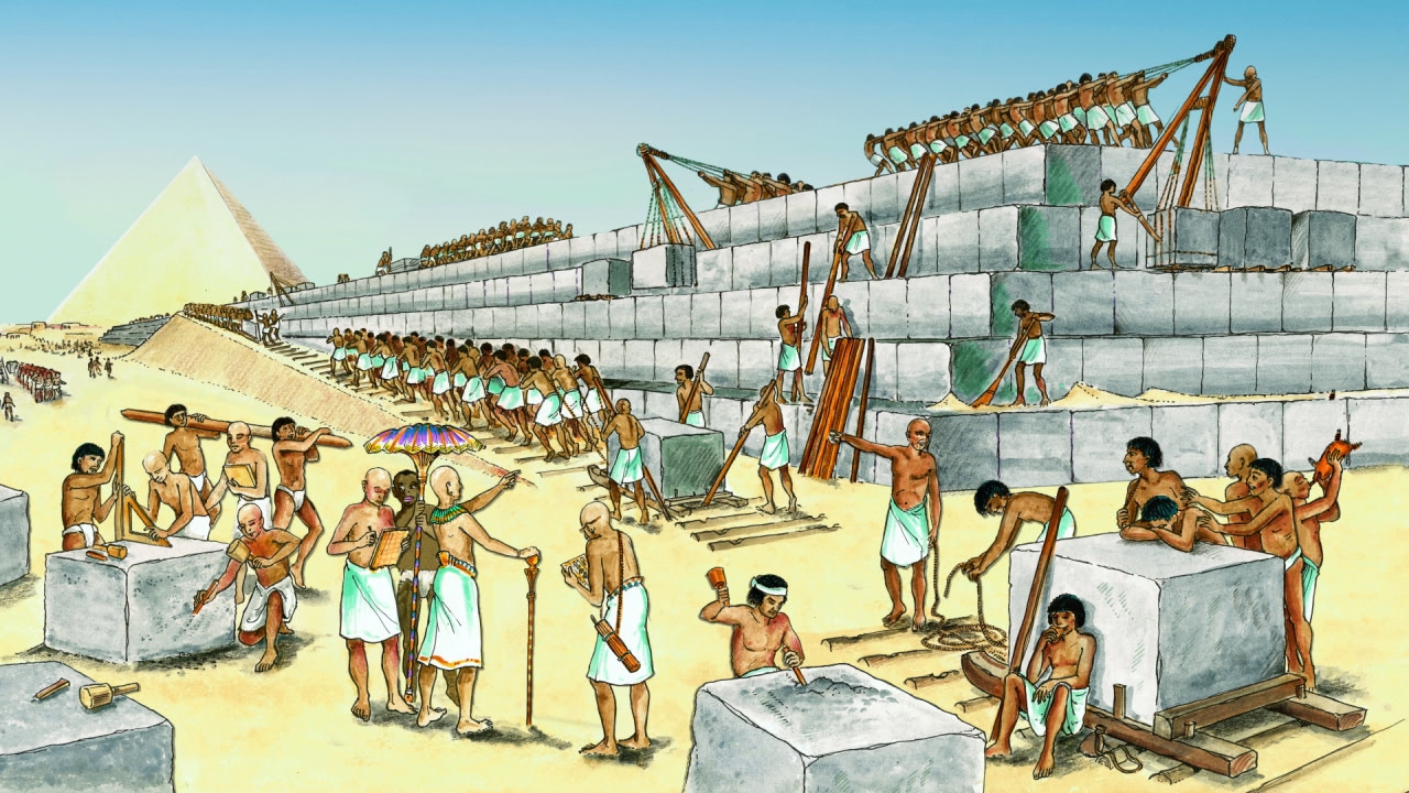 Arbeiter beim Bau der Pyramide, mit Steinblöcken, Hebe- und Transportgeräten, in einer Wüstenlandschaft.