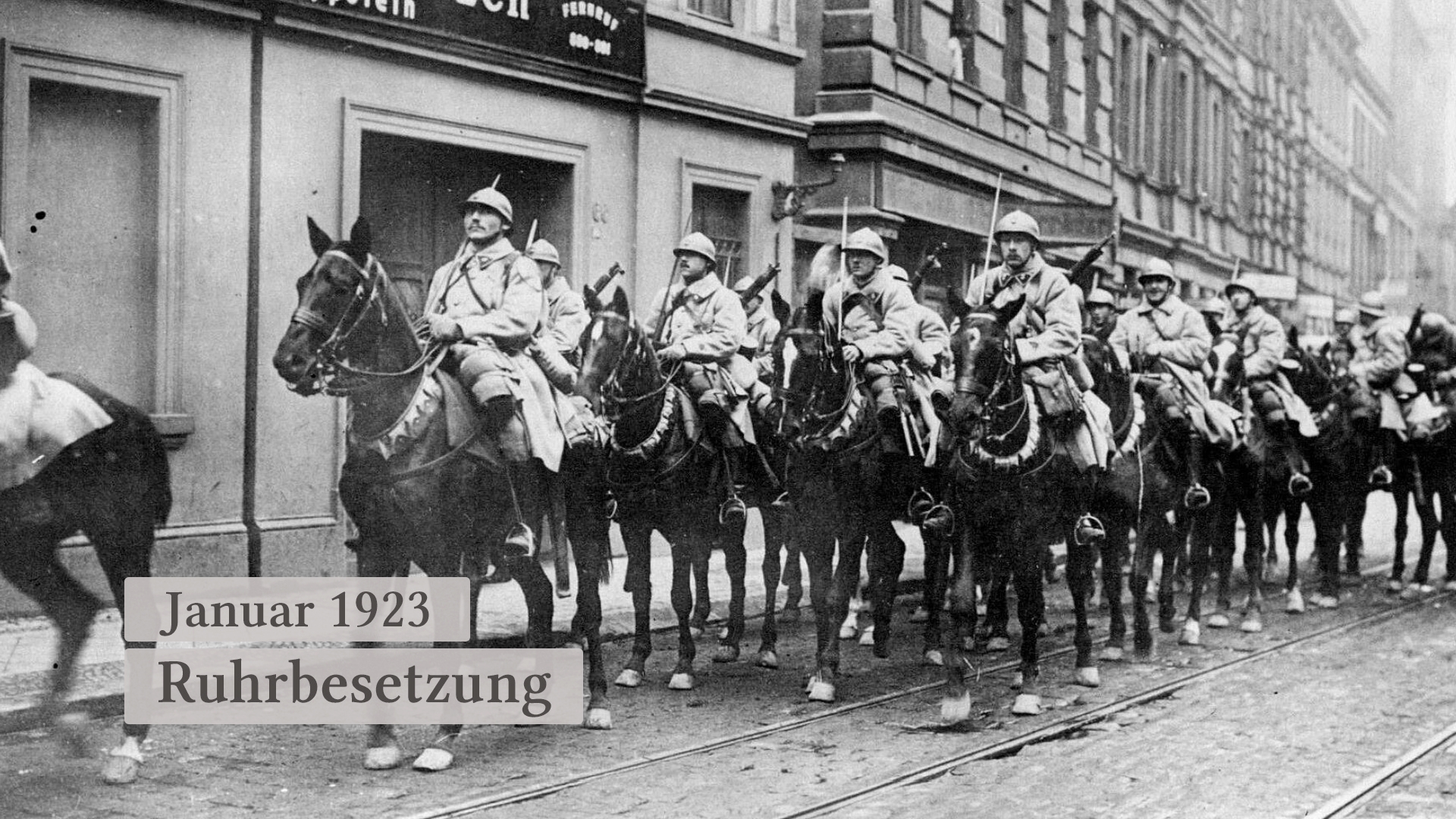 Soldaten auf Pferden während der Ruhrbesetzung im Januar 1923, historische Schwarz-Weiß-Aufnahme.