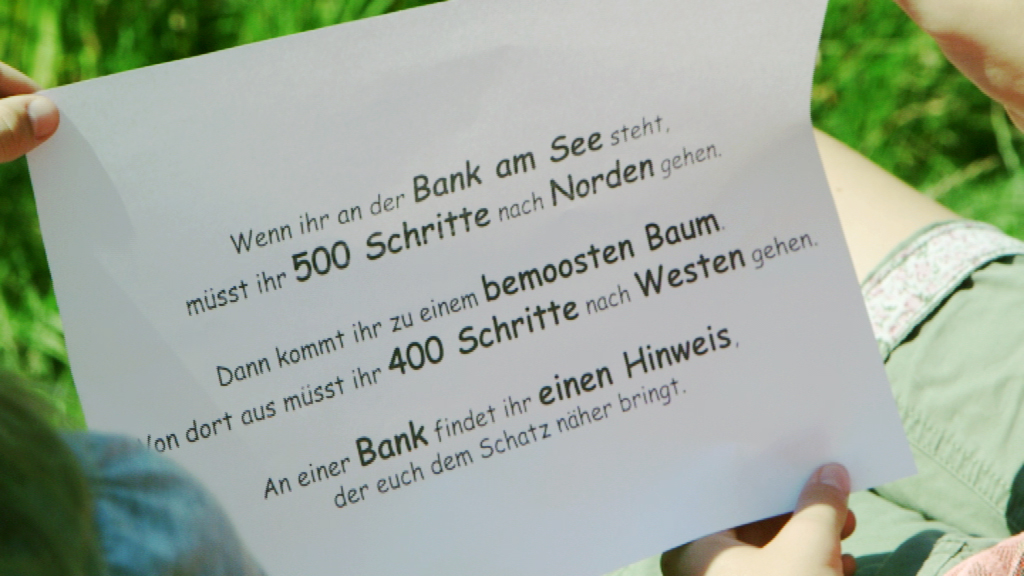 Ein Blatt Papier mit einer Schatzkarte, auf dem Anweisungen zum Finden eines Schatzes stehen.