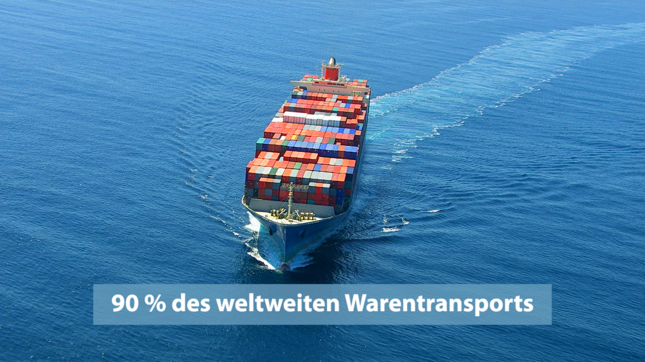 Containerschiff mit bunten Containern auf dem Wasser, Text: '90 % des weltweiten Warentransports'