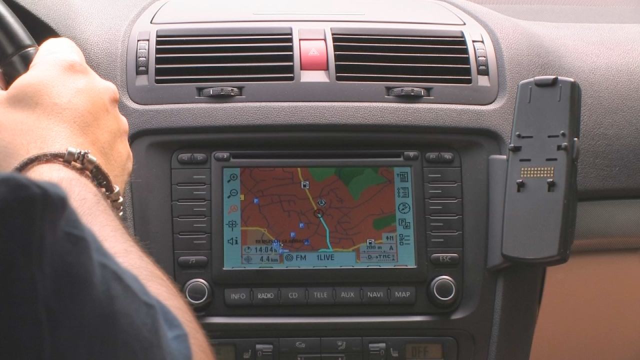 Navigationssystem im Auto mit Kartenansicht und Fahrtrichtung.