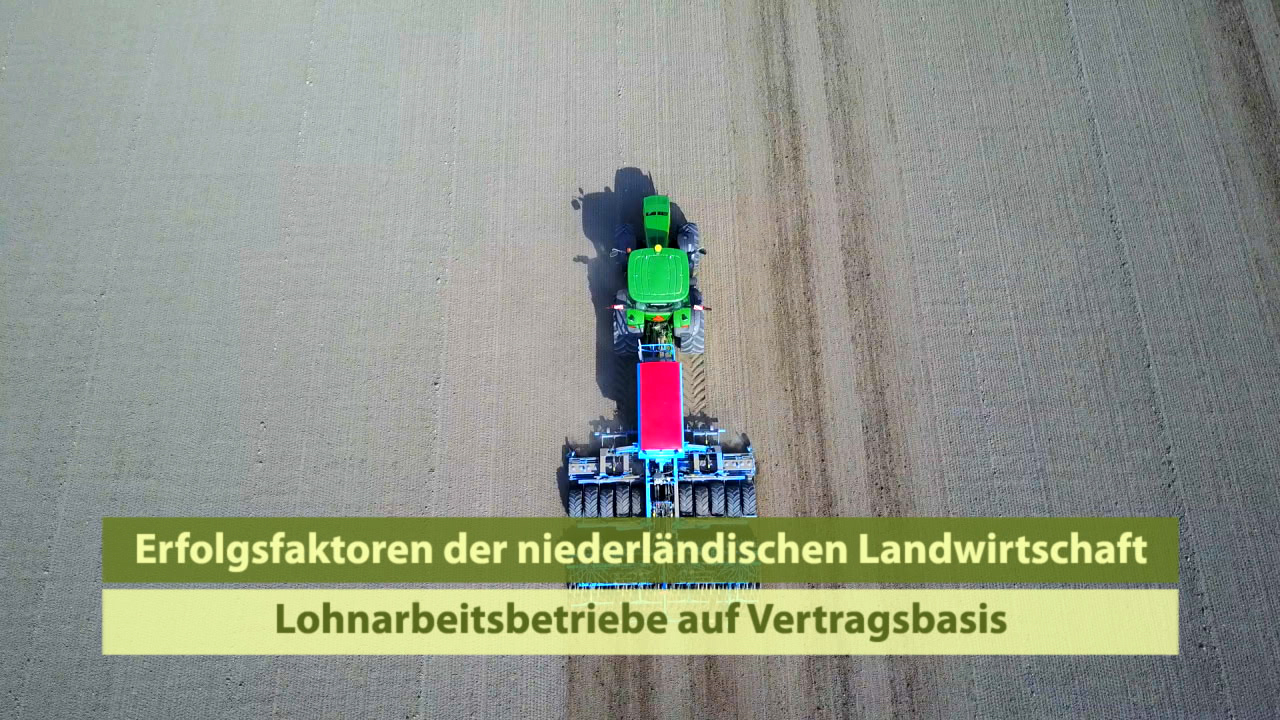 Luftaufnahme eines landwirtschaftlichen Geräts, das auf einem Feld arbeitet, mit Text über Erfolgsfaktoren der niederländischen Landwirtschaft.
