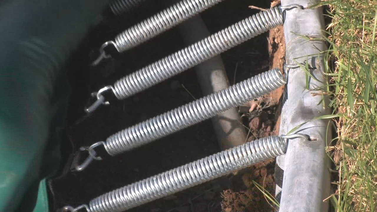Metallfedern, die an einem Trampolin befestigt sind, um die Sprungfläche zu spannen.