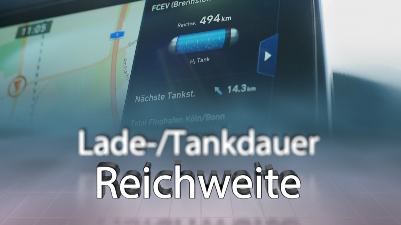 Anzeige eines Navigationssystems mit Informationen zu Lade-/Tankdauer und Reichweite.