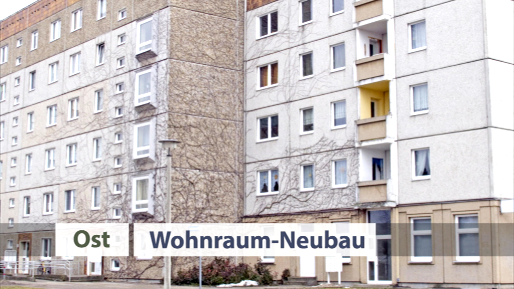 Neubau eines Wohnraums im Osten, mit grauer und weißer Fassade, teilweise bewachsen mit Pflanzen.