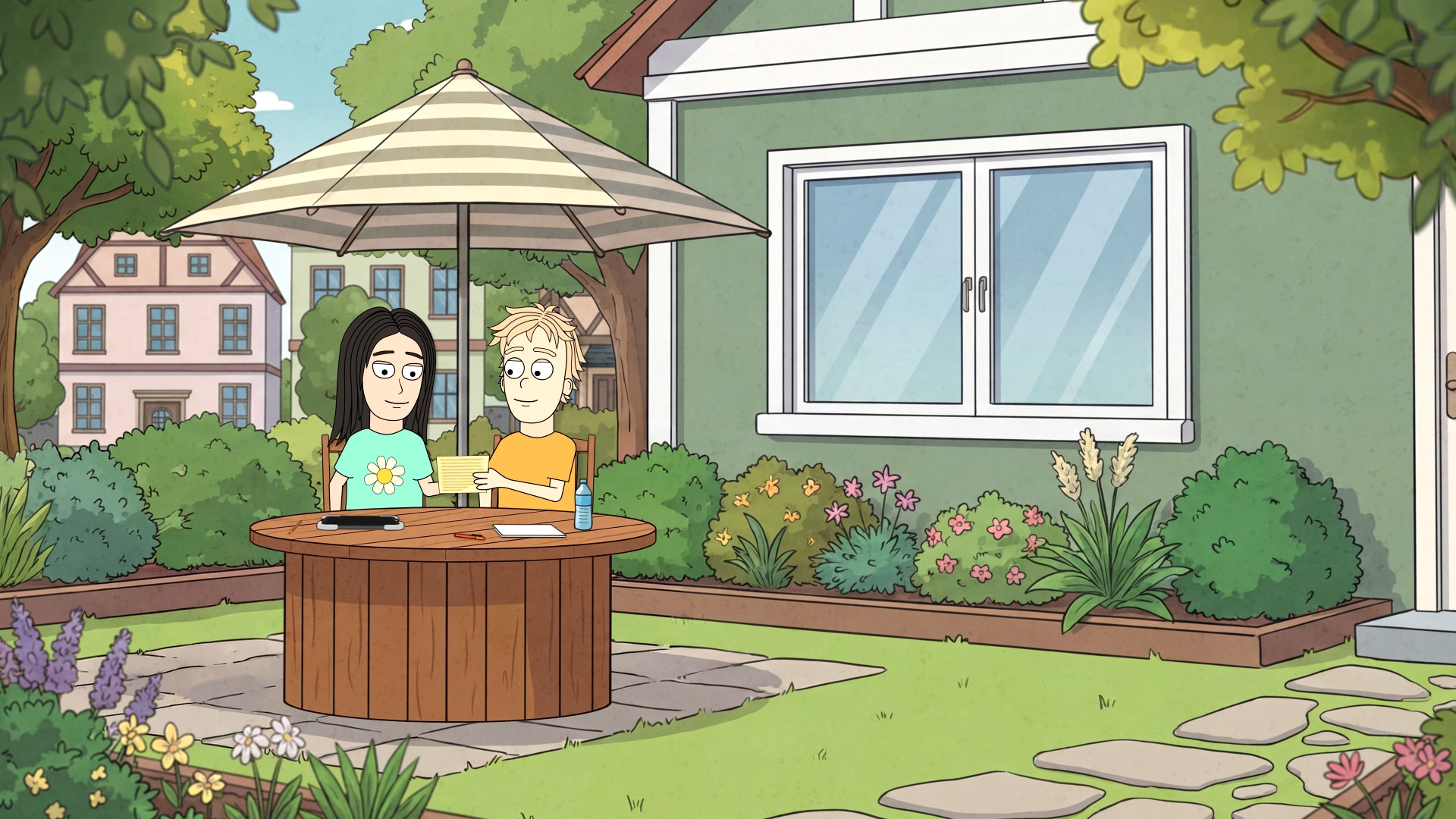 Zwei Personen sitzen an einem runden Holztisch mit Sonnenschirm im Garten vor einem Haus mit großem Fenster