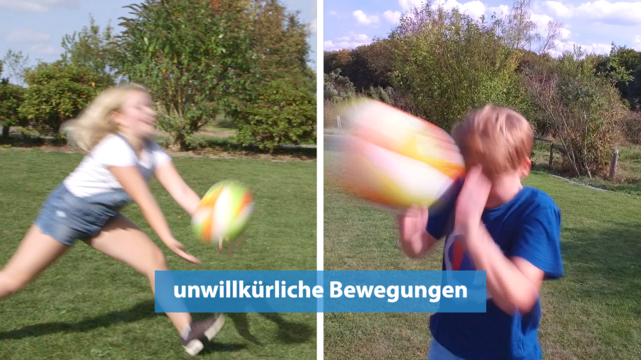 Ein Mädchen fängt einen Ball, während ein Junge ihn unabsichtlich ins Gesicht bekommt. Beide sind im Freien.
