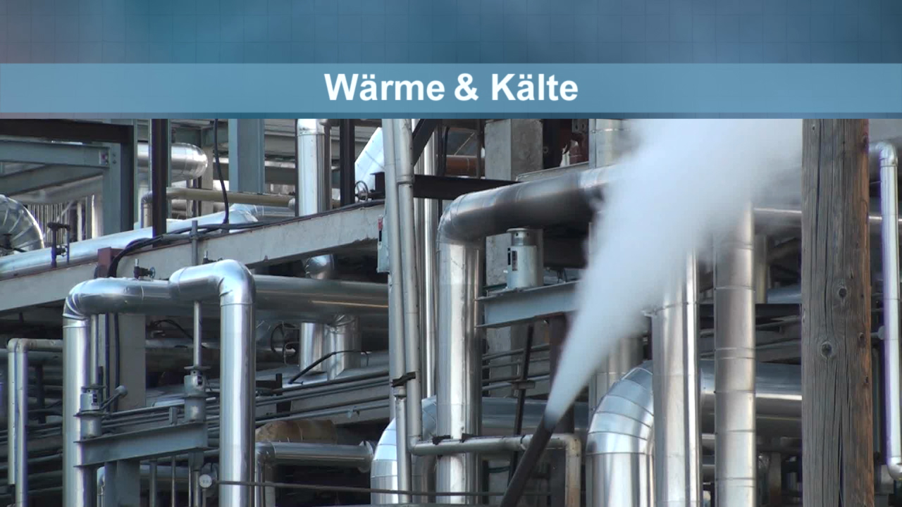 Industrieanlagen mit Rohren, die Dampf abgeben, im Hintergrund