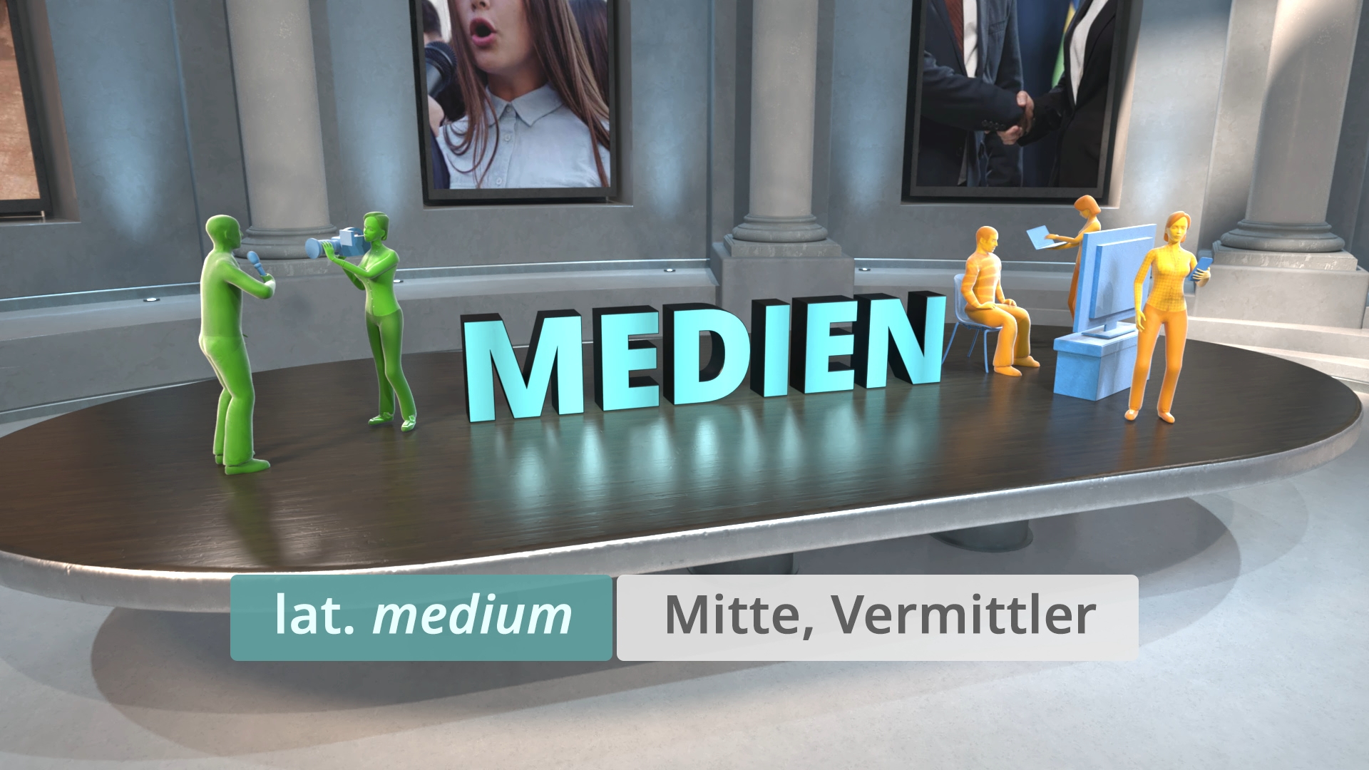 Auf einer Bühne stehen grüne und orangefarbene Figuren, die Medienaktivitäten darstellen, mit dem Wort 'MEDIEN' in großen blauen Buchstaben und der Erklärung 'lat. medium Mitte, Vermittler'.