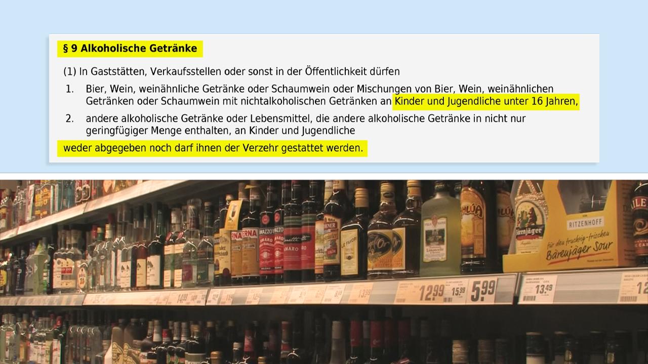 Regal mit alkoholischen Getränken im Geschäft, Hinweis auf Verkaufsbeschränkungen für Kinder und Jugendliche unter 16 Jahren.