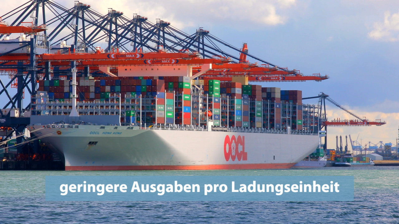 Containerschiff der OOCL im Hafen mit vielen Containern.