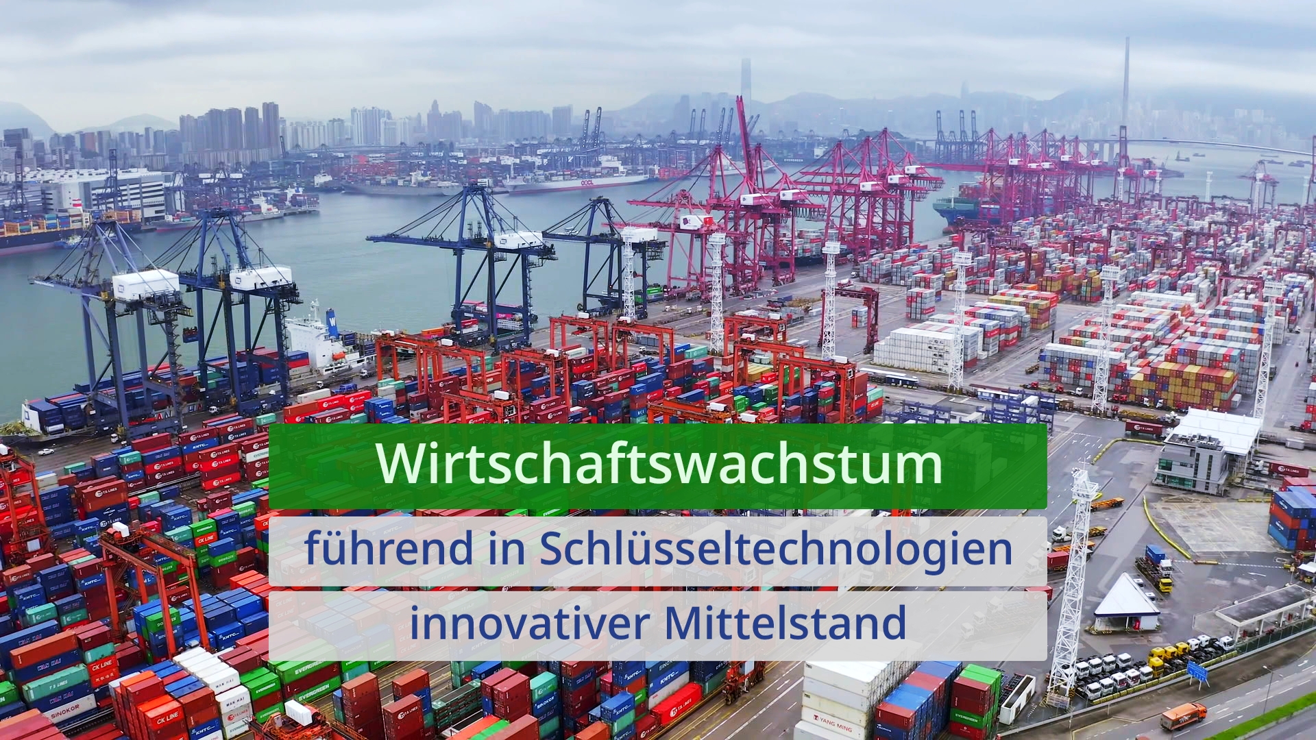 Luftaufnahme eines Hafens mit Containerschiffen und Kränen, Text: 'Wirtschaftswachstum - führend in Schlüsseltechnologien innovativer Mittelstand'