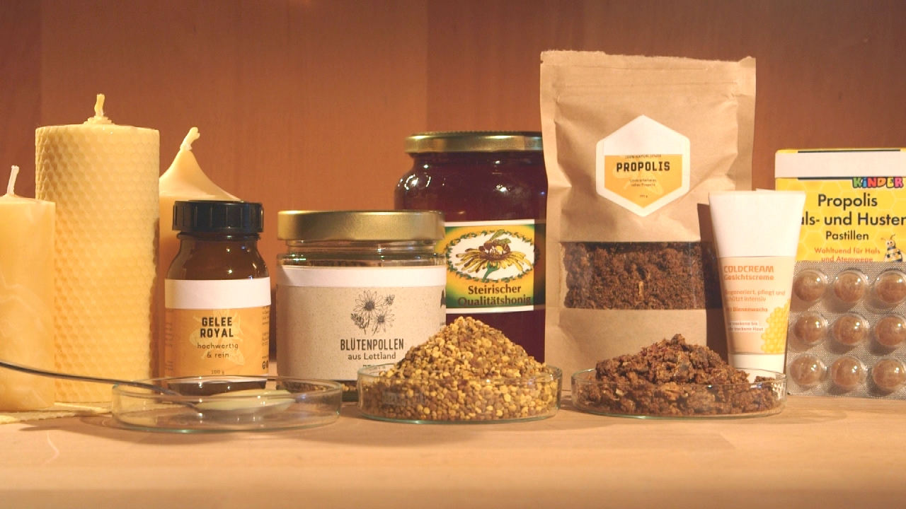 Verschiedene Produkte mit Propolis, darunter Honig, Kapseln, Pollen und Bienenwachs.