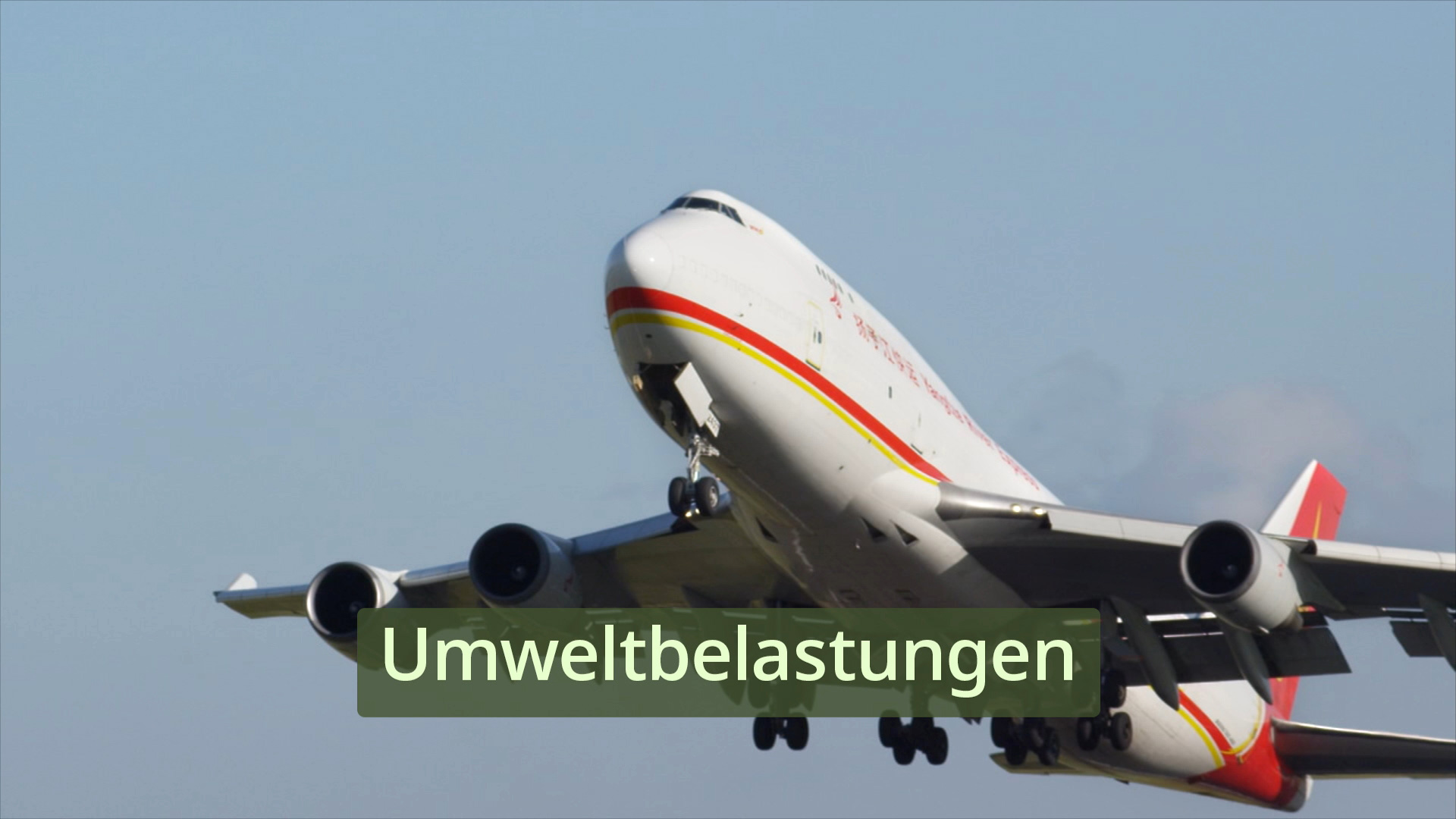 Ein Flugzeug hebt ab, mit dem Text 'Umweltbelastungen' im Vordergrund.