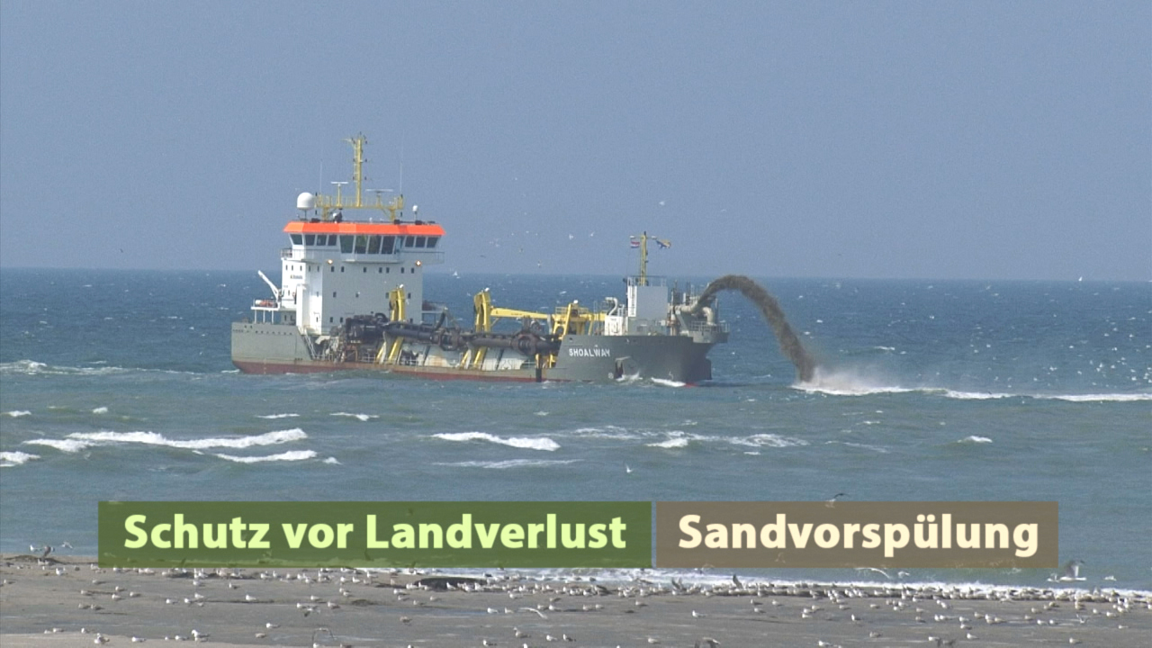 Ein Schiff führt Sandvorspülung durch, um Landverlust zu verhindern.