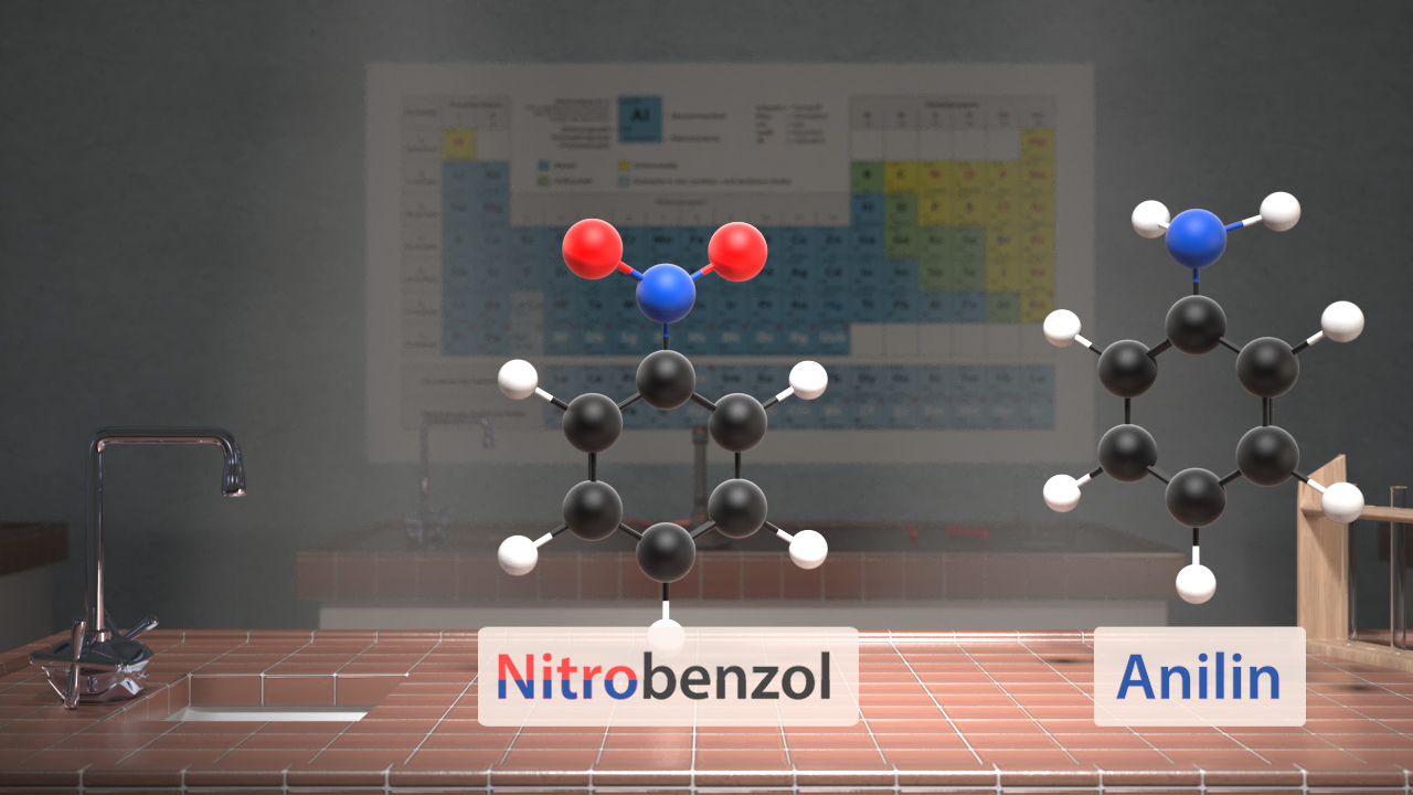 Molekülmodelle von Nitrobenzol (links) und Anilin (rechts) auf einem Tisch, mit chemischem Periodensystem im Hintergrund.
