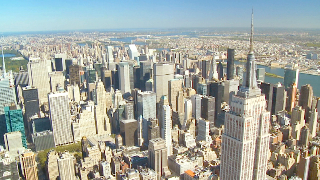Luftaufnahme der Skyline von New York City mit dem Empire State Building im Vordergrund.