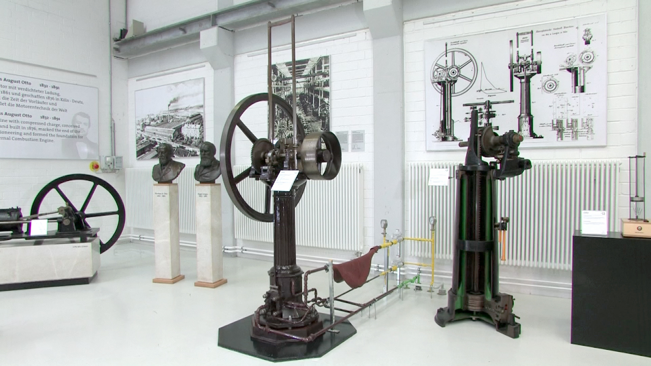 Historische Maschinen und technische Zeichnungen in einem Museum für Industriegeschichte.