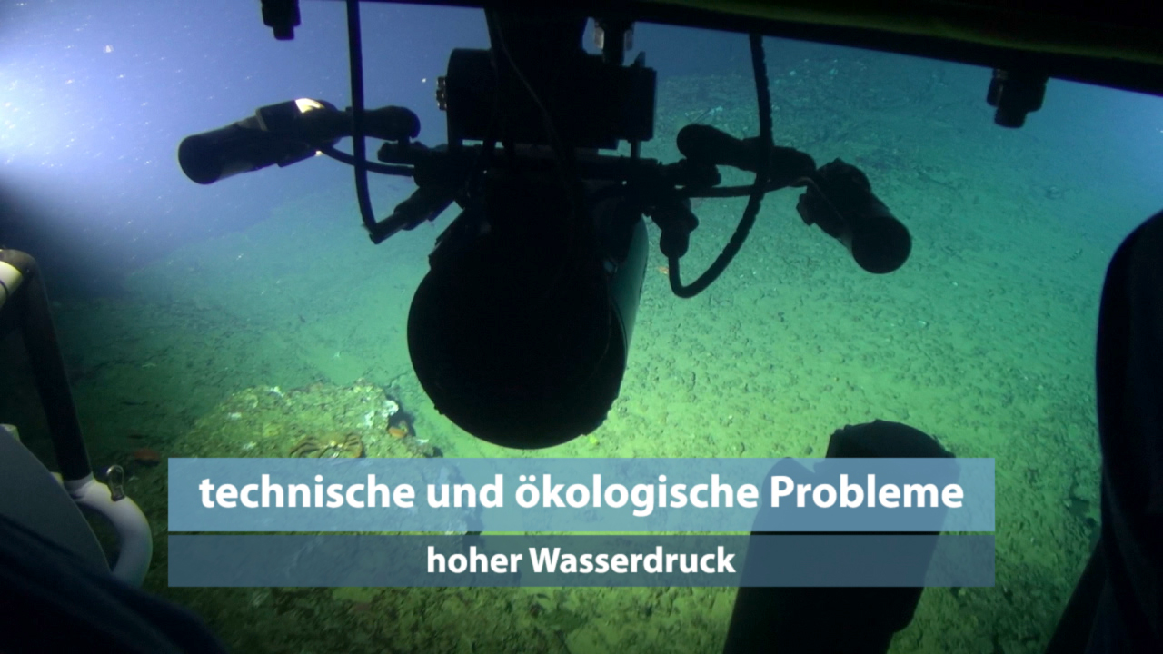 Unterwasseraufnahme mit Kamera, die technische und ökologische Probleme bei hohem Wasserdruck thematisiert.
