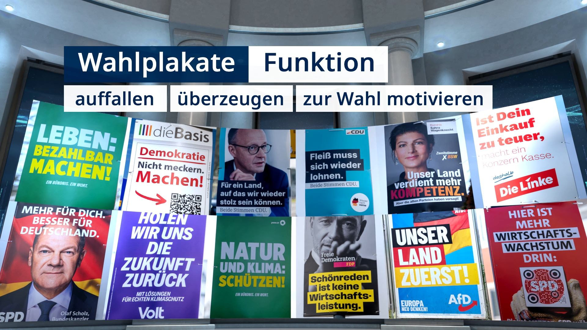 Wahlplakate verschiedener Parteien mit Slogans zu Demokratie, Zukunft, Klima, Wirtschaft und Kompetenz in einem öffentlichen Raum