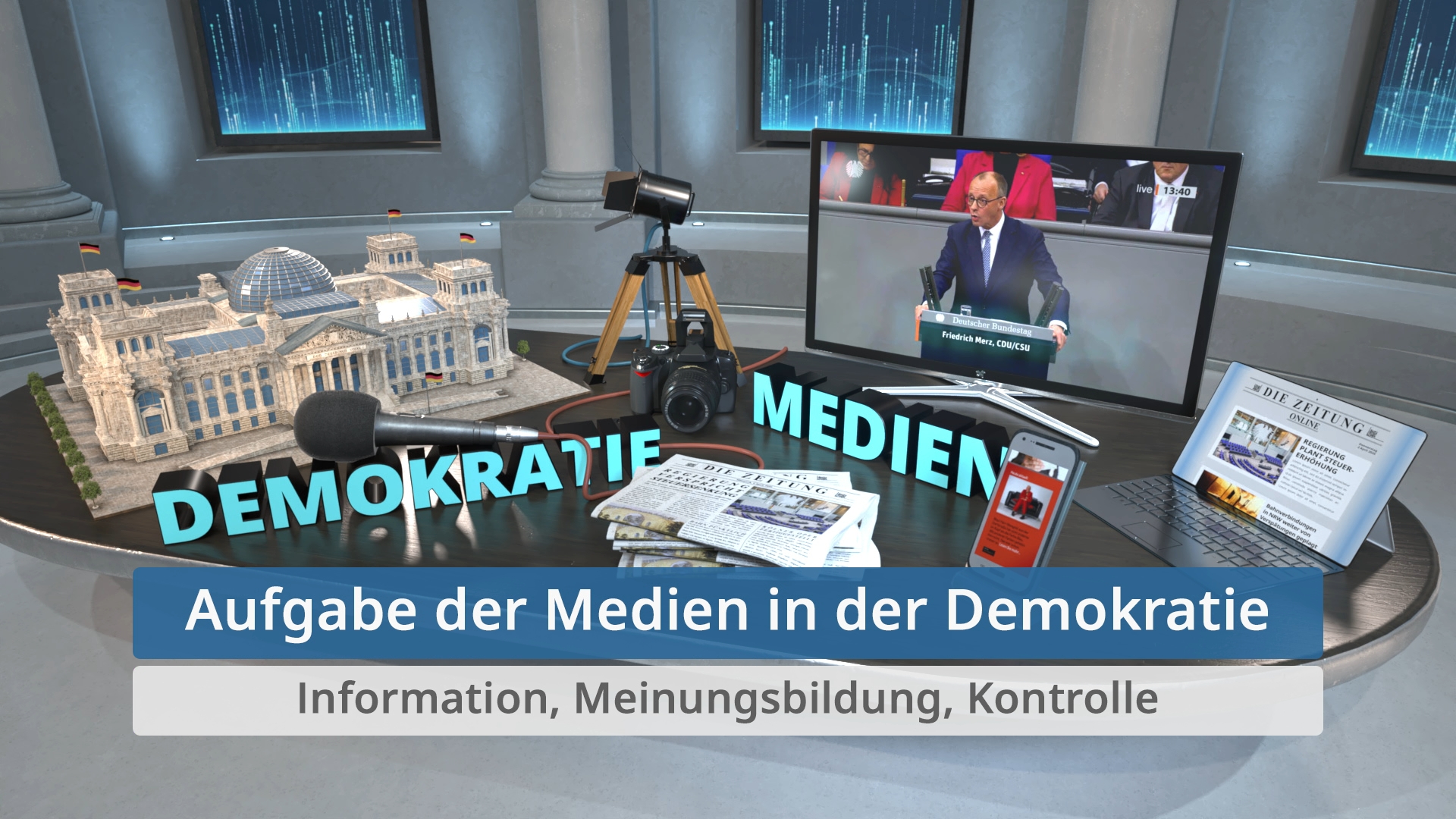 Modell des Reichstagsgebäudes, Kamera, Mikrofon, Laptop, Smartphone und Zeitung auf einem runden Tisch mit Texten zu Medien und Demokratie.